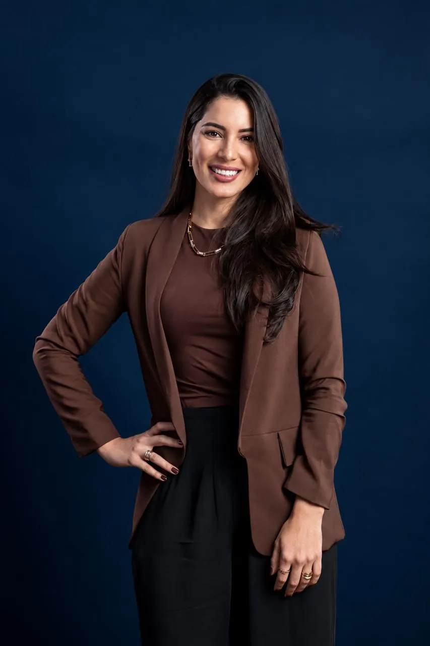 Dra. Thais Tomasine
